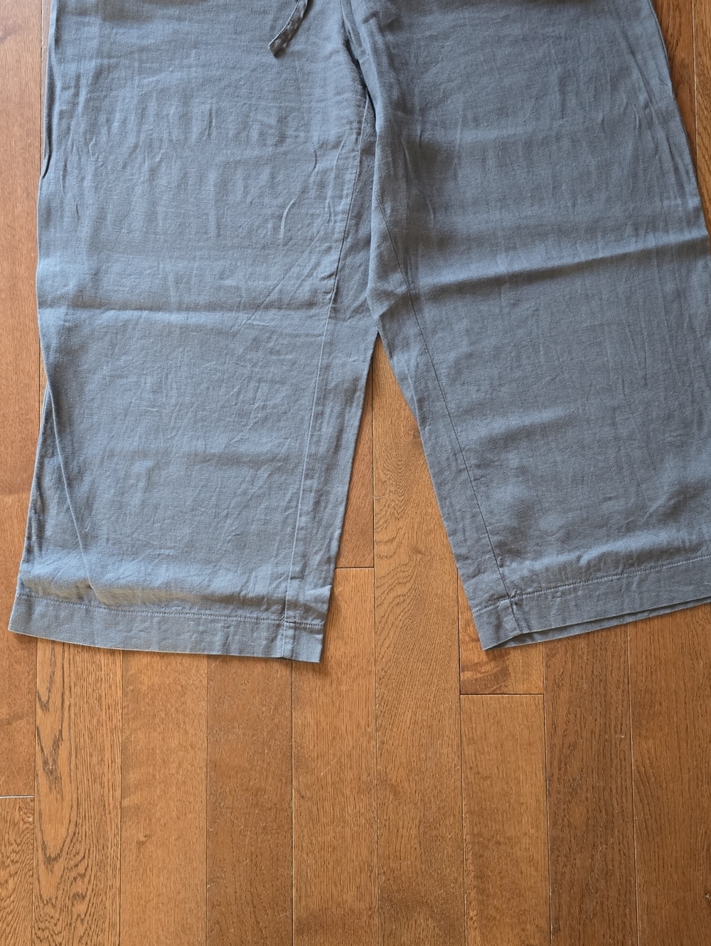 Relaxed Drawstring Capris - Picture 3 of 6